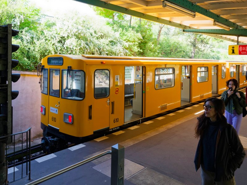 Eine U-Bahn fährt in eine Station ein. BVG und S-Bahn Berlin bewegen täglich tausende Passagiere.