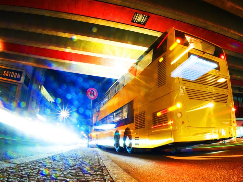 Ein Bus der BVG fährt durch die Berliner Nacht.
