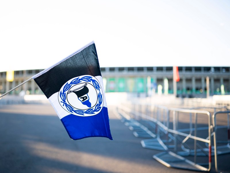Eine Fahne von Arminia Bielefeld vor dem DFB-Pokal-Finale.