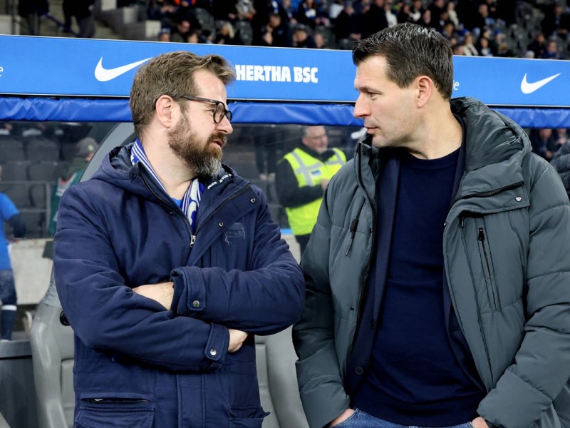 Fabian Drescher und Benjamin Weber von Hertha BSC unterhalten sich.