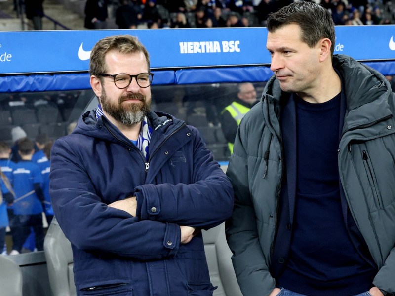Fabian Drescher und Benjamin Weber von Hertha BSC stehen an der Wechselbank.