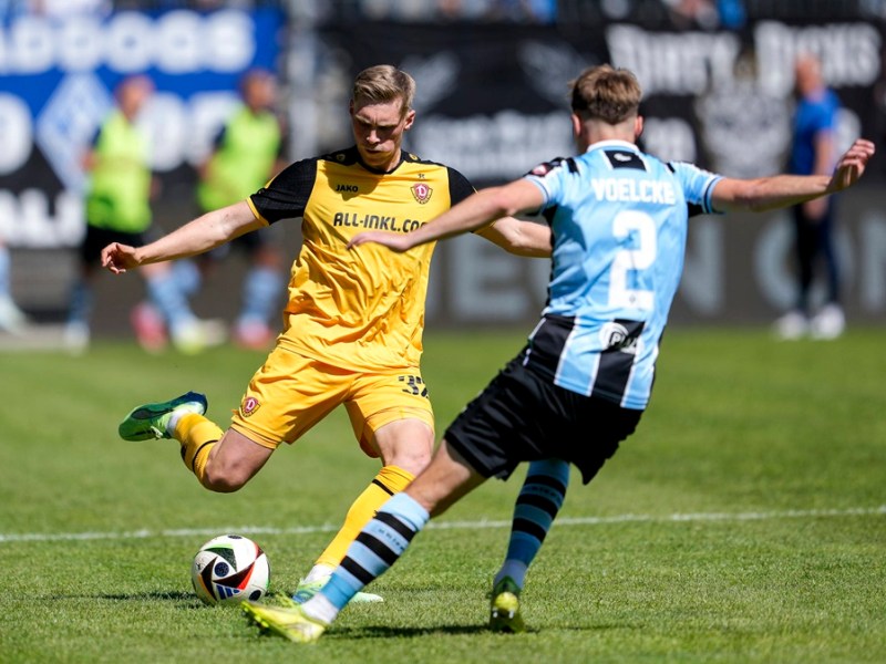 Jonas Sterner geht für Dynamo Dresden in einen Zweikampf. Ein Wechsel zu Hertha BSC ist nicht ausgeschlossen.