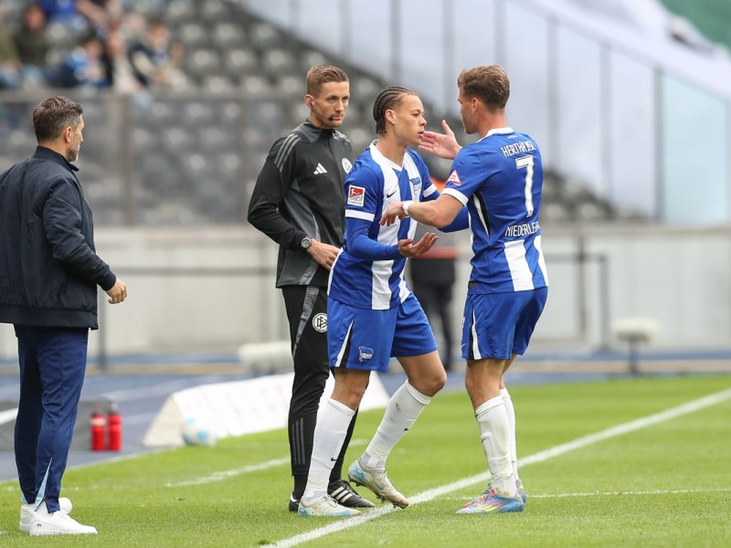 Florian Niederlechner von Hertha BSC wird ausgewechselt.