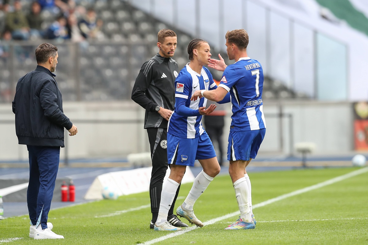 Florian Niederlechner von Hertha BSC wird ausgewechselt.