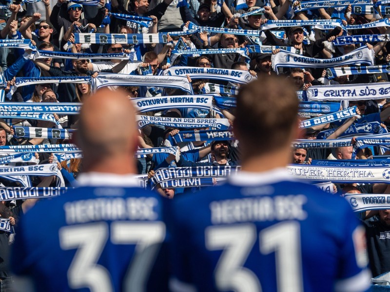 Die Spieler von Hertha BSC stehen nach dem Match vor den Fans in der Ostkurve.