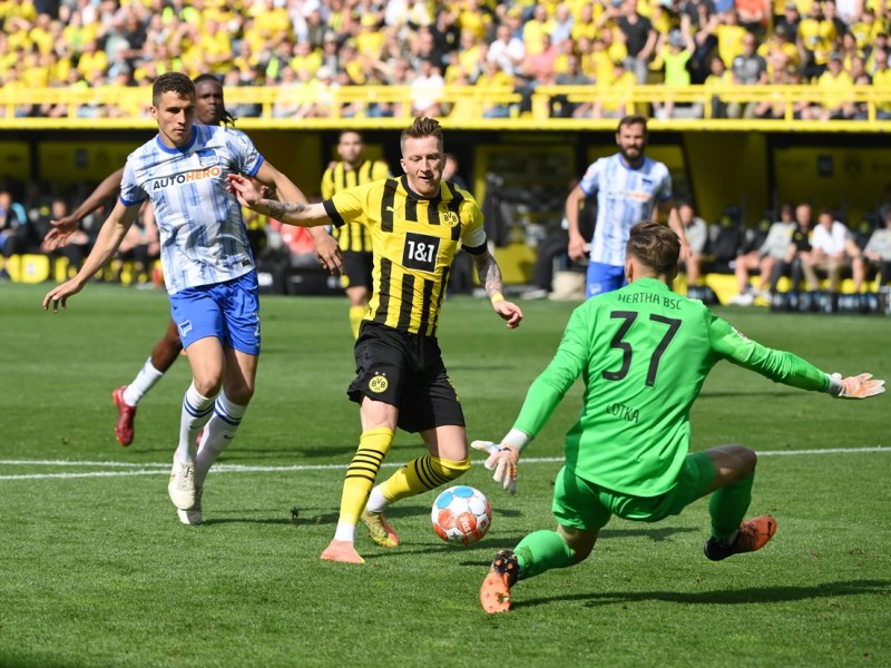Marcel Lotka, ehemaliger Torwart von Hertha BSC, im Zweikampf gegen Marco Reus.