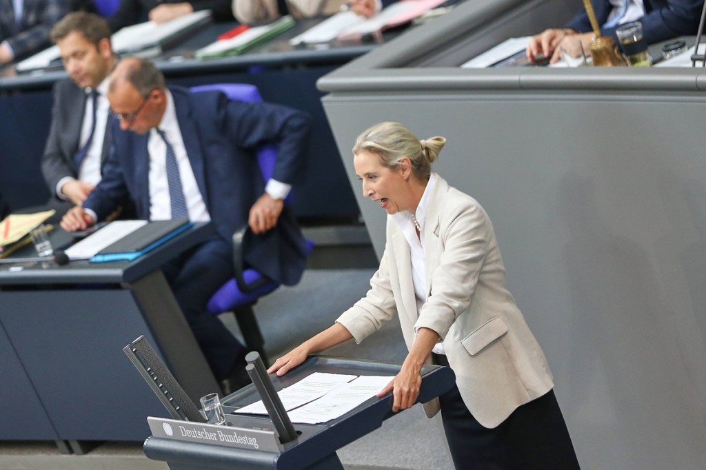 Oppositionsführerin Weidel poltert 