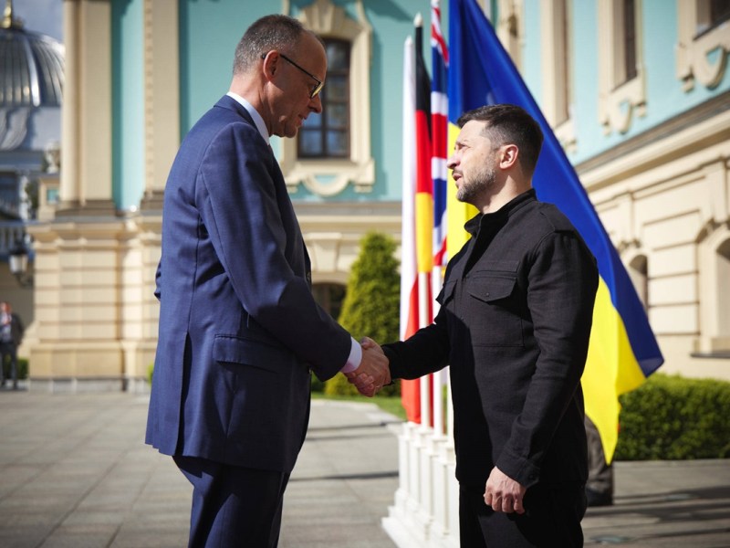 Bundeskanzler Merz zieht die Samthandschuhe aus: Deutschland, Frankreich, USA und Großbritannien lassen der Ukraine freie Hand gegen Putins Militär.