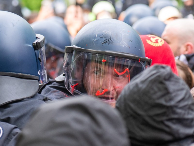 Polizisten bei der Nakba-Demo in Berlin-Kreuzberg.