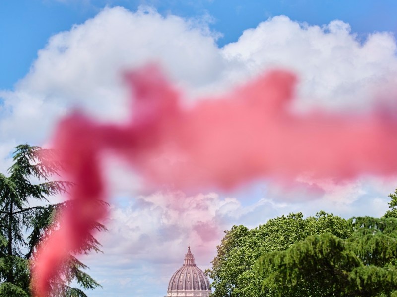 Aufregung während des Konklaves: Pink statt Weiß - Dieser Rauch sorgt im Vatikan für Wirbel!