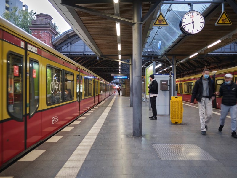 Ein Zug der S-Bahn Berlin hält im Bahnhof Bellevue.