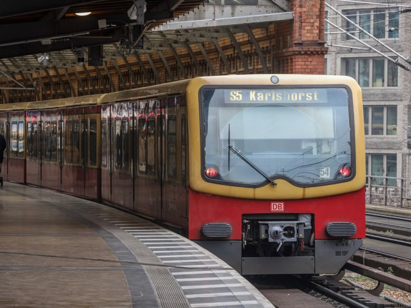 Ein Zug der S-Bahn Berlin fährt in eine Station ein.