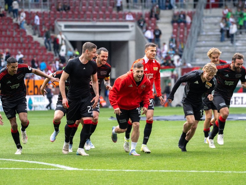 Die Spieler von Union Berlin jubeln nach einem Sieg.