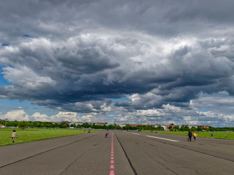 Eine Wolke schwebt bedrohlich über dem Tempelhofer Feld. Gewittriges Wetter in Berlin und Brandenburg.