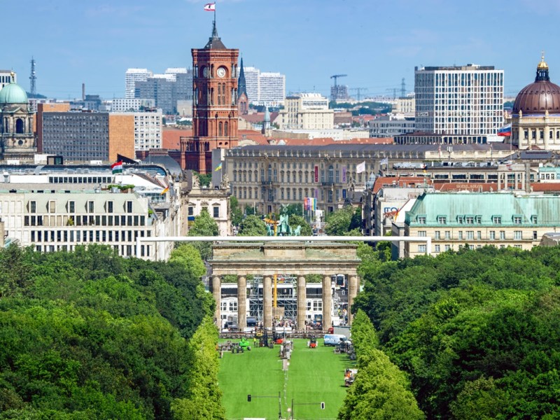 Blick auf das Brandenburger Tor bei gutem Wetter in Berlin und Brandenburg.