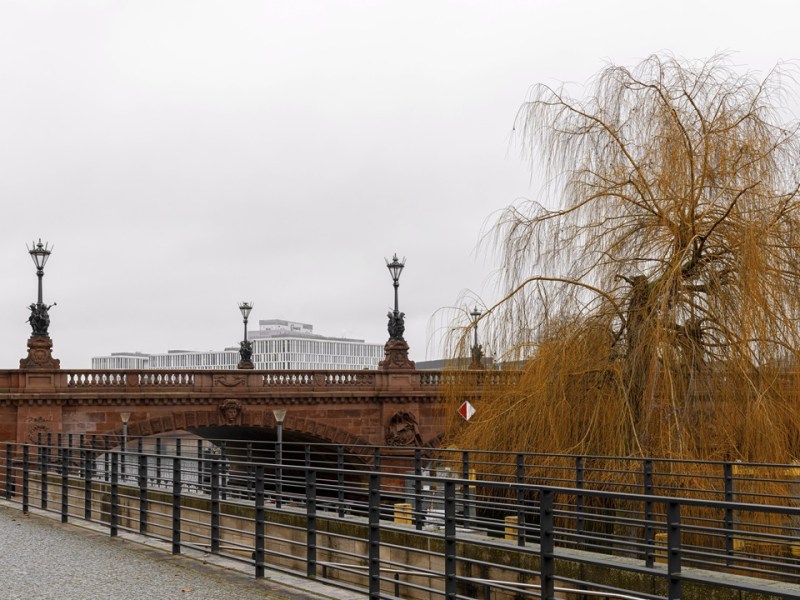 Die Moltkebrücke bei schlechtem Wetter in Berlin und Brandenburg.