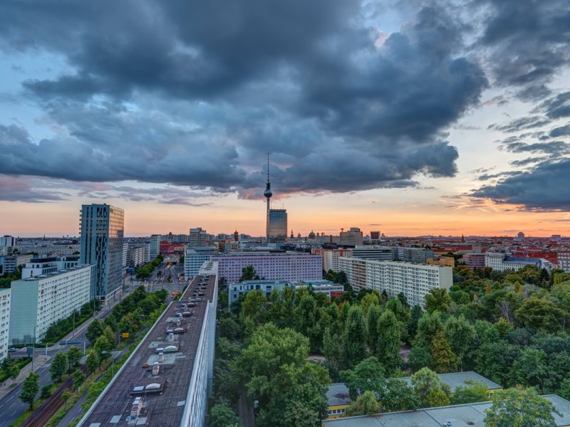 Ein Blick von oben auf die Hauptstadt. Das Wetter in Berlin und Brandenburg wird stürmisch.