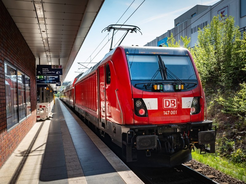 Eine Bahn fährt in Berlin ein.