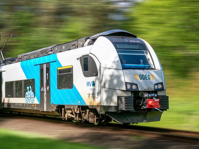 Eine Bahn der ODEG, wie sie auch in Berlin fährt.