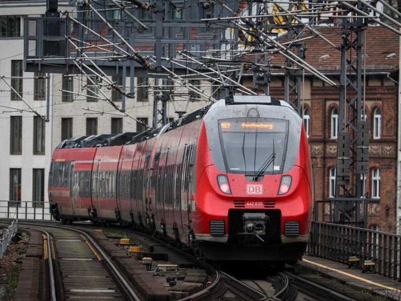 Eine Bahn fährt in Berlin.