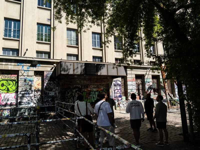 Ein paar Menschen stehen tagsüber vor dem Berghain.