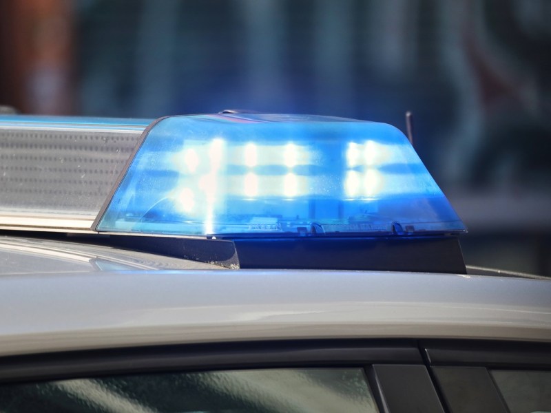 Ein Fahrzeug der Berliner Polizei mit eingeschaltetem Blaulicht.
