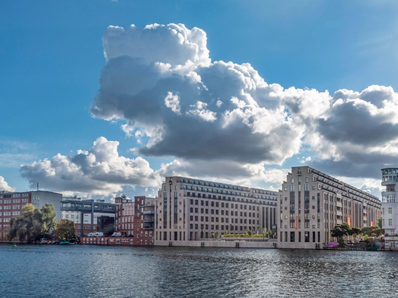 Der Berliner Firmensitz von Lieferando von der Spree aus gesehen.