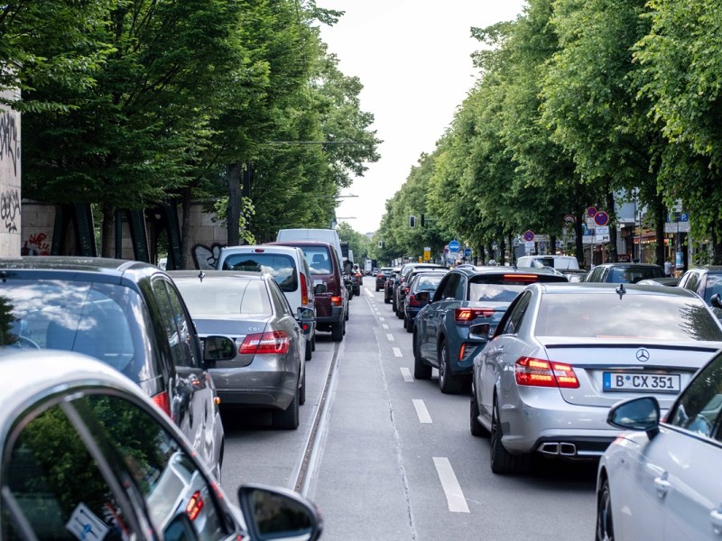Autos stehen auf einer Berliner Straße im Stau.