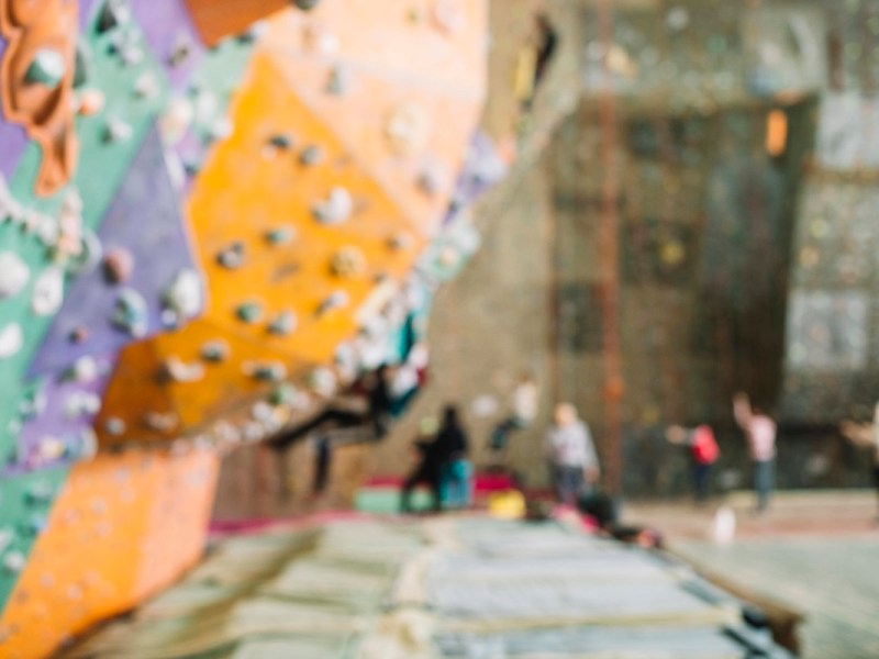 Blick auf eine Kletterwand. In einer Halle in Berlin gab es einen tödlichen Unfall.