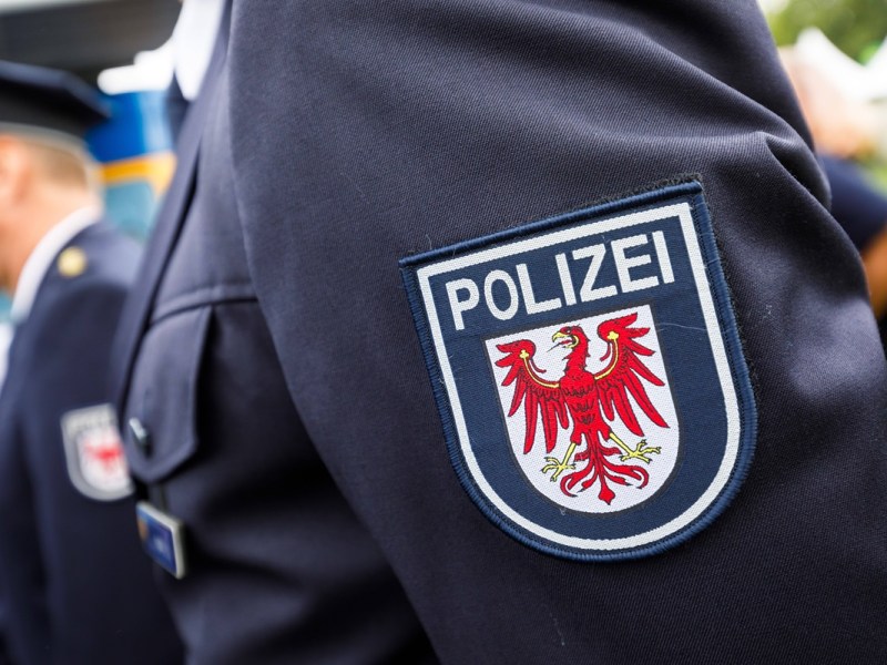 Beamte der Brandenburger Polizei stehen bereit.