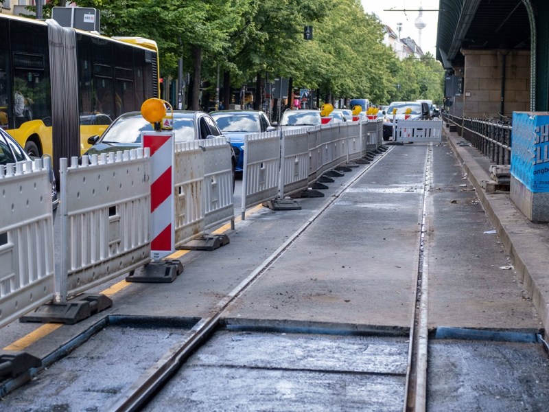 Auf der BVG-Linie M1 werden die Gleise erneuert.