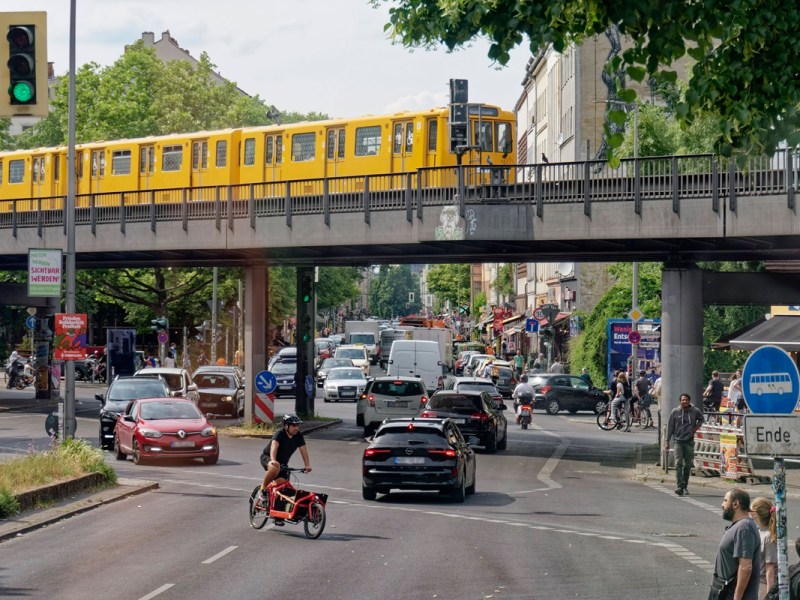 Ein Zug der BVG fährt durch Kreuzberg.