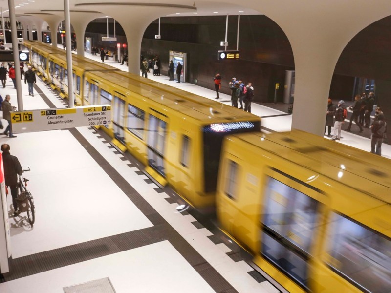 Ein Zug der BVG-Linie U5 fährt in einen Bahnhof ein.