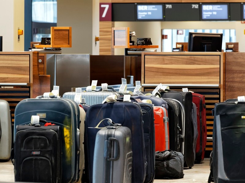 Koffer stehen vor dem Check-in am Flughafen BER.