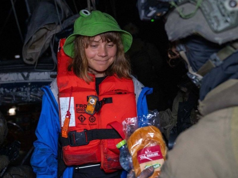 Die israelische Marine hat das Solidaritätsschiff „Madleen“ mit Greta Thunberg und weiteren Aktivisten auf dem Weg nach Gaza gestoppt und in einen israelischen Hafen gebracht. Das Schiff sollte Hilfsgüter transportieren, wurde jedoch von Israel als Medienprovokation kritisiert.