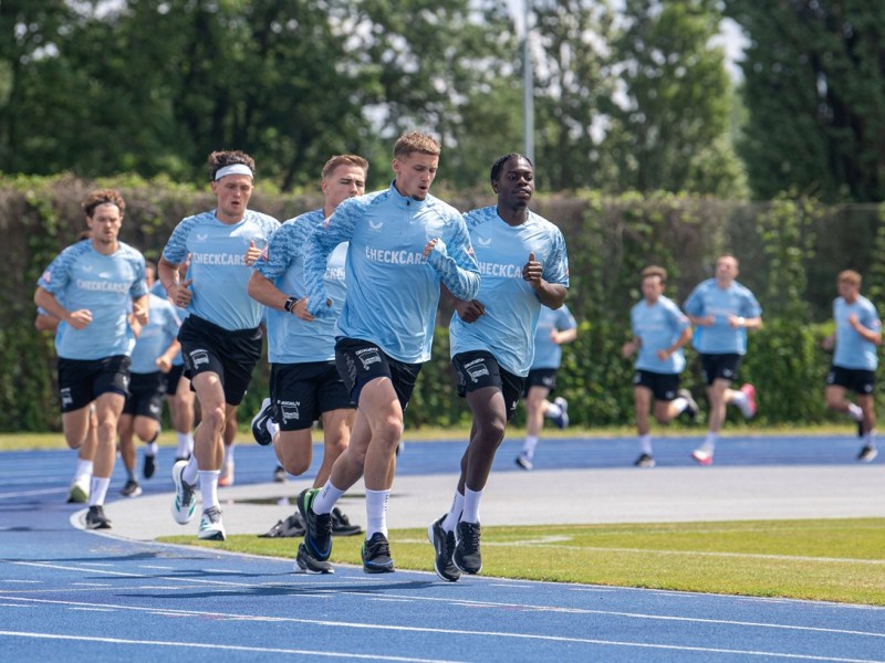 Die Spieler von Hertha BSC laufen beim Mannschaftstraining.