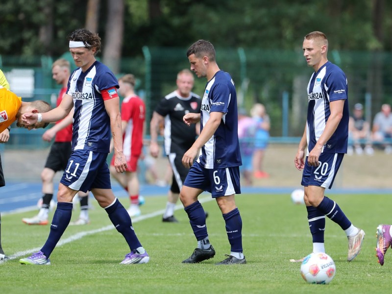 Drei Spieler von Hertha BSC werden ausgewechselt.