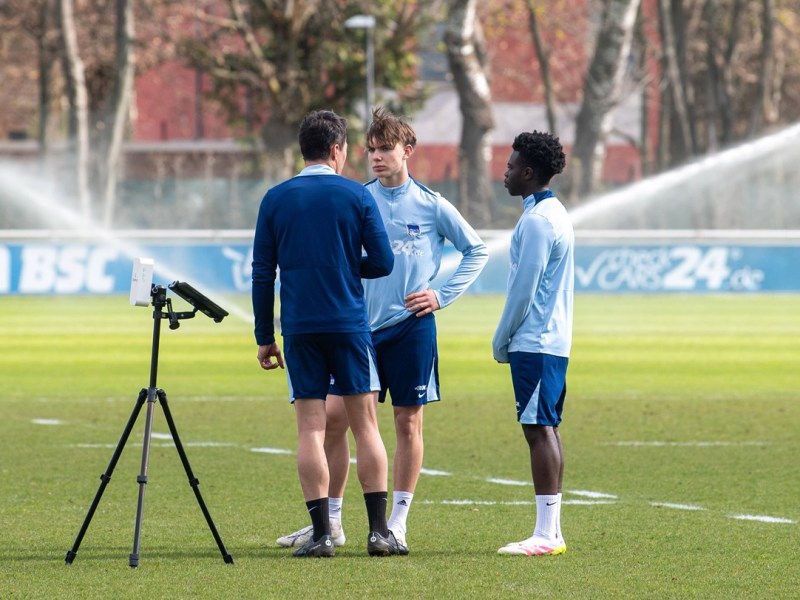 Zwei Spieler von Hertha BSC beim Training.