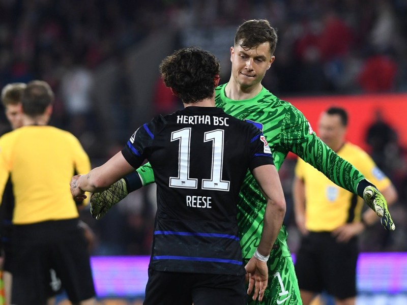 Fabian Reese und Tjark Ernst von Hertha BSC jubeln gemeinsam.