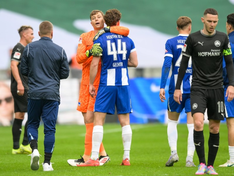 Tjark Ernst umarmt seinen Teamkollegen Linus Gechter.