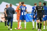 Tjark Ernst umarmt seinen Teamkollegen Linus Gechter.