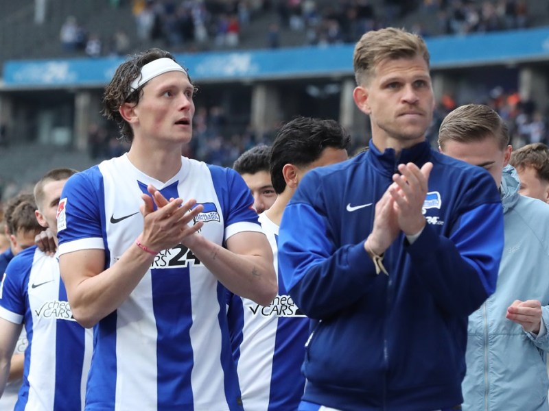 Fabian Reese klatscht im Trikot von Hertha BSC.