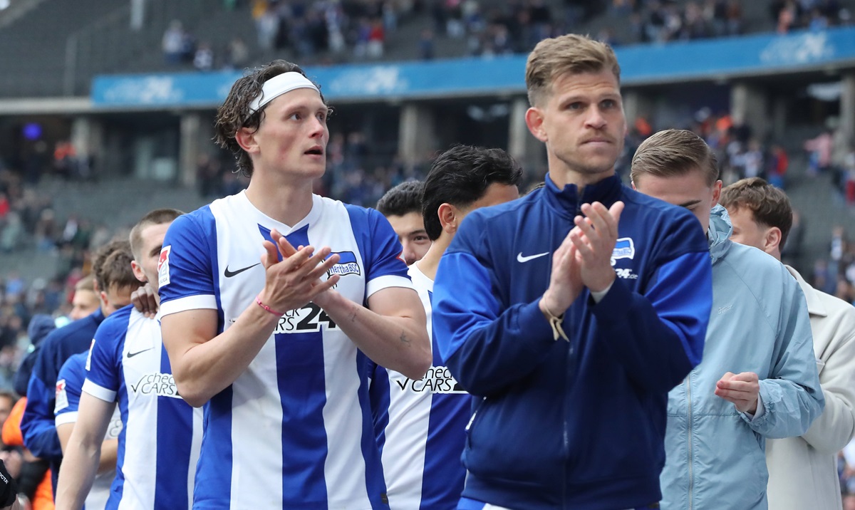 Fabian Reese klatscht im Trikot von Hertha BSC.