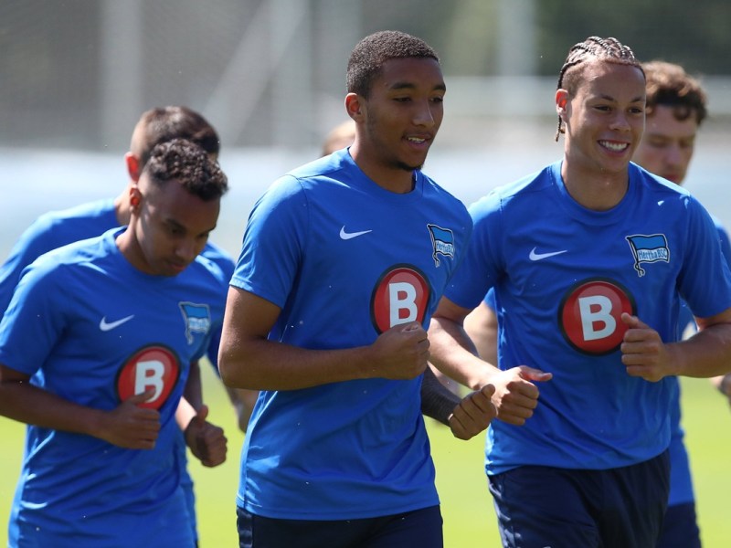 Einige Spieler von Hertha BSC laufen im Training.