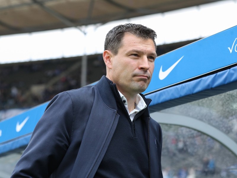 Benjamin Weber, Sportdirektor von Hertha BSC, schaut ernst.