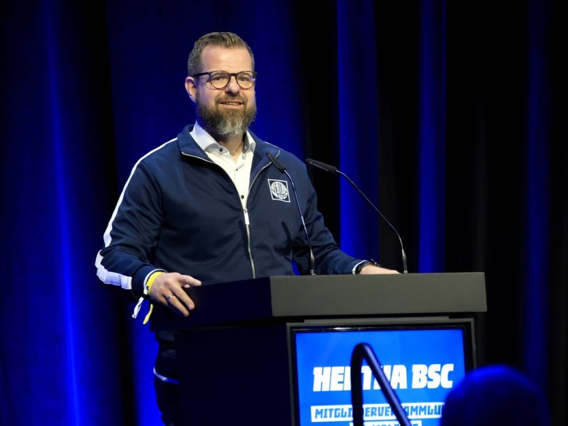 Fabian Drescher, Präsident von Hertha BSC, steht am Rednerpult.