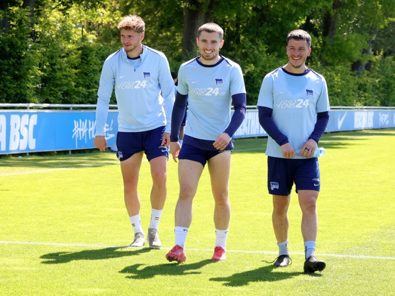 Drei Spieler von Hertha BSC beim Mannschaftstraining.