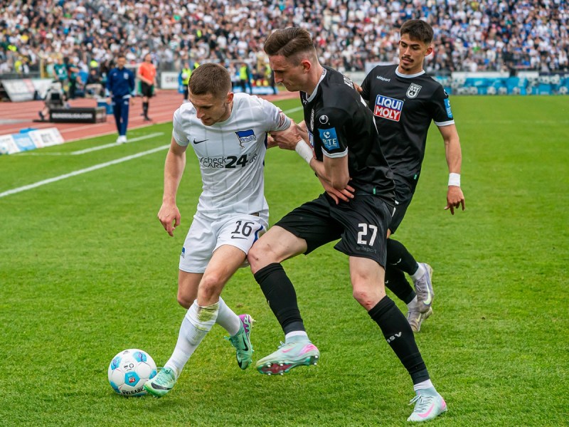 Jonjoe Kenny von Hertha BSC im Zweikampf mit einem Ulmer Gegenspieler.