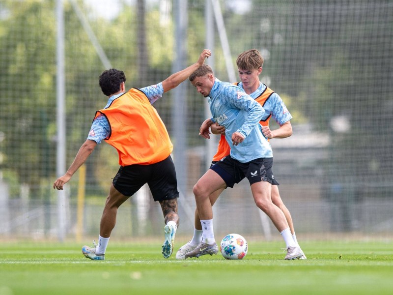 Drei Spieler von Hertha BSC im Mannschaftstraining.