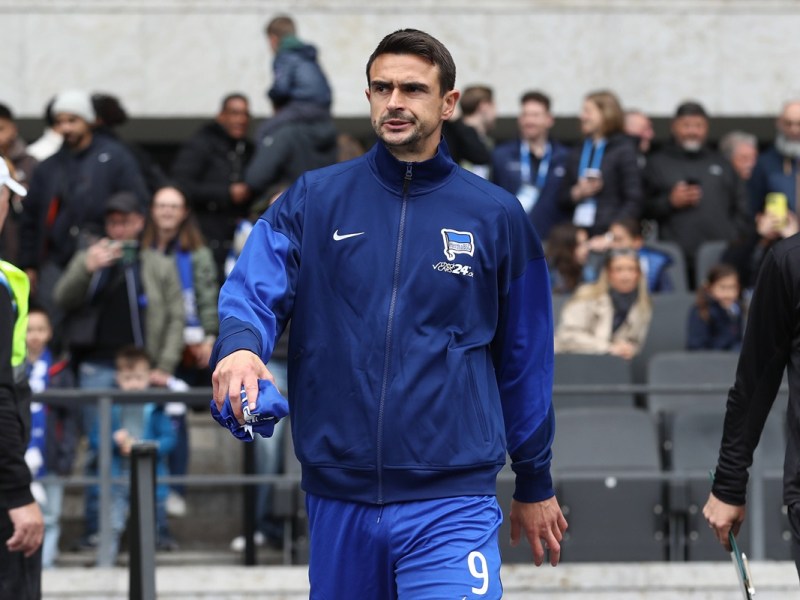 Smail Prevljak, ehemaliger Spieler von Hertha BSC, geht strammen Schrittes durchs Stadion.
